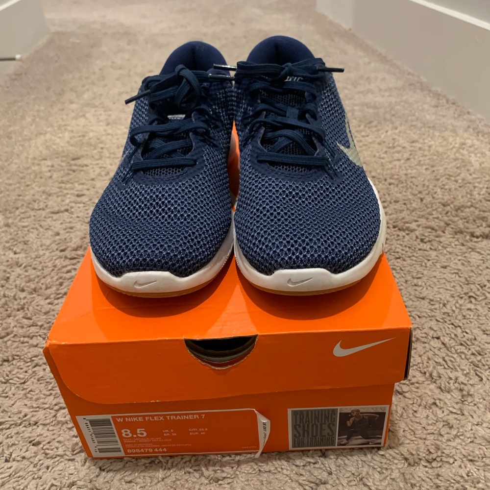 Women’s navy Nike tennis shoes - Picture 1 of 3